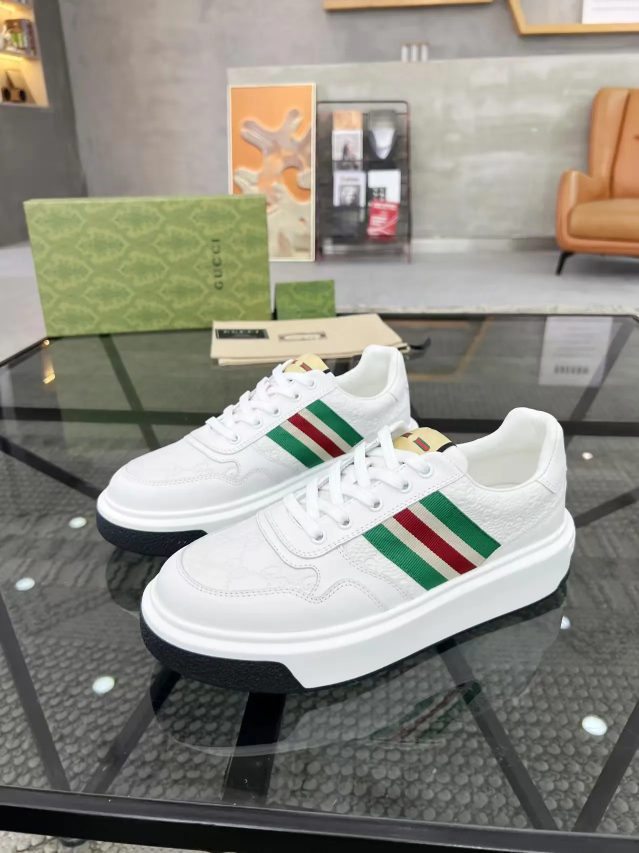 Factory price: 460💰Gucci’s new men’s shoes GUCCI] latest shoes shipped. Original quality, fashionable, made of special materials, sheepskin lining, brand new packaging. The foot feels super comfortable and the workmanship is impeccable. Size: 38-44, customized 45